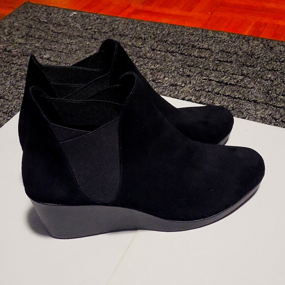 Croc's Women's Leigh Wedge Chelsea Black Boots